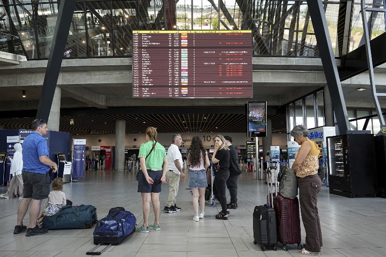HAOS U FRANCUSKOJ Otkazano skoro 1.000 letova, putnici zarobljeni na aerodromima!