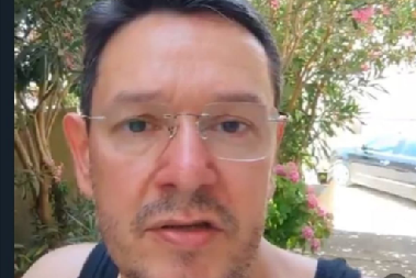 ŠAROVIĆ SE JAVIO SA PLAŽE DA PODRŽI BLOKADERE Poslao poruku kontejner-teroristima