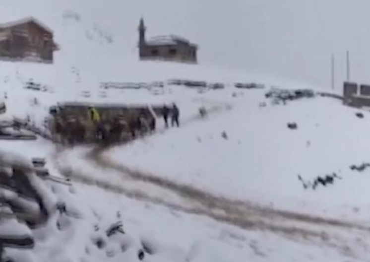 U TURSKOJ PADA SNEG Nestvarne scene usred jula!