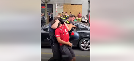 JEDAN UDARA PESNICOM, DRUGI GA ŠČEPAO ZA LICE... Ovako se policija u Nemačkoj juče obračunala sa blokaderima (VIDEO)