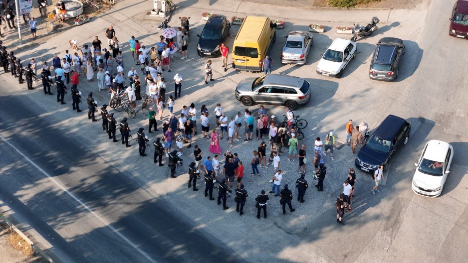 HLADAN TUŠ ZA BLOKADERE U ČAČKU Građani poručili: Svaka čast policiji za koju ne postoji ni nedelja, ni plus 30 stepeni (FOTO)
