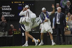 SKANDALOZNA REAKCIJA SINERA Pogledajte šta je Italijan uradio dok se Dimitrov previjao od bolova, o ovome bruji planeta (FOTO)