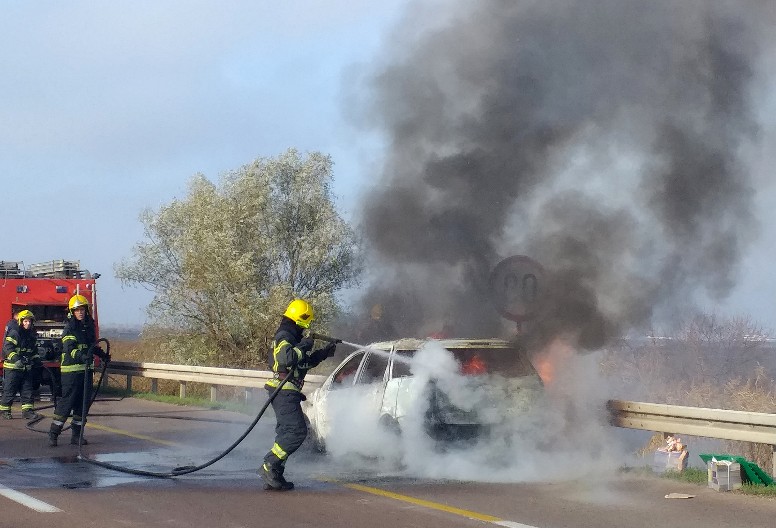 PIROMAN NA MILJAKOVCU ZAPALIO PET AUTOMOBILA ZA SAMO POLA SATA Osumnjičeni imao pik na „fordove“?
