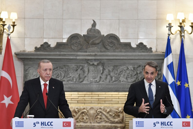 MICOTAKISU STIGLA SUMNJIVA POŠILJKA IZ RUSIJE SA BELIM PRAHOM Skandal ispred Parlamenta, cela zemlja na nogama