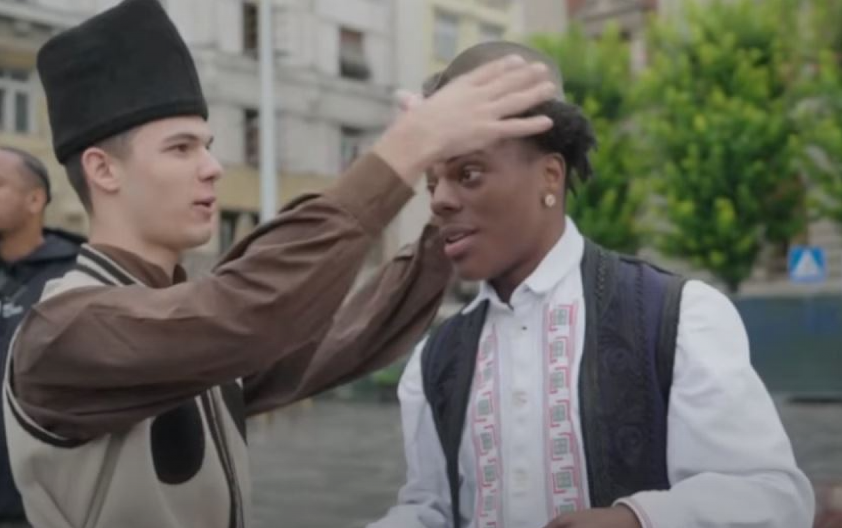 ODMAH MU STAVILI ŠAJKAČU! Poznati influenser došao u Srbiju i po kiši zaigrao kolo (FOTO)