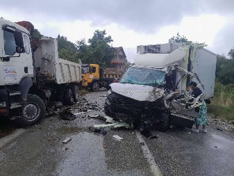 ŽESTOK SUDAR KAMIONA KOD UŽICA Jedan završio smrskan, žena pritrčala da pomogne vozaču (FOTO)