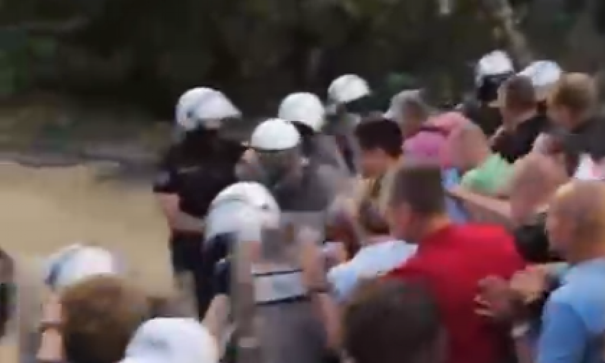JEDAN POLICAJAC BRUTALNO UDAREN LAKTOM U GLAVU, DRUGI ŠUTIRAN U GLAVU I STOMAK...  Oglasio se sud o jezivom blokaderskom nasilju