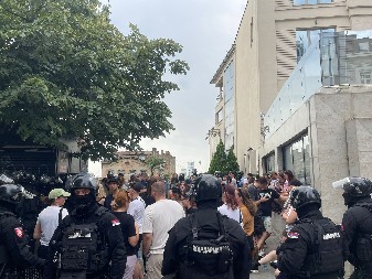 PREDVODI BLOKADE, A ŽIVI U LUKSUZU! Dragana iz Velike Plane ima tri stana u Beogradu na vodi