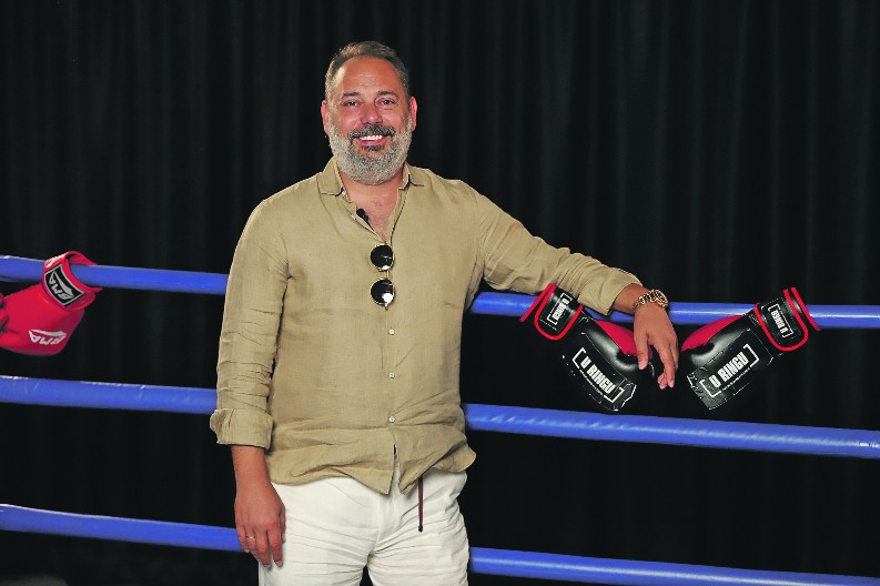 OVO JE RAJ NA ZEMLJI! Branko Babić ima vilu, privatno jezero i zarađuje 100.000 evra mesečno! (FOTO)