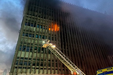 POŽAR U 26-SPRATNOJ ZGRADI Stradale tri osobe, među njima i tromesečna beba!