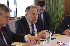 SAD SE VIDI KO JE PRIJATELJ RUSIJE: Pala su i dva poljubca, pljušte komplimenti (FOTO)