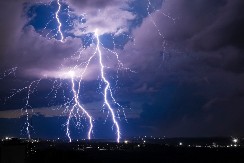 GROM UBIO TRI OSOBE, JOŠ ČETIRI POVREĐENE! Horor na plaži u Rusiji (VIDEO)