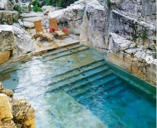 BAZEN UKLESAN U STENU ODUZIMA DAH Pravi je raj na zemlji i arhitektonsko remek-delo