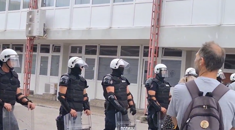 PARADOKS! Anarhisti, politički aktivisti i neradnici blokiraju studente da polažu ispite!