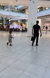 VODIO SINA NA POVOCU KROZ TRŽNI CENTAR, LJUDI GA ODMAH ZASULI KOMENTARIMA Da li je ovo u redu?