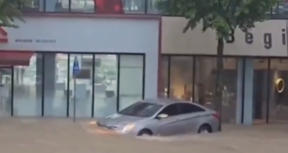 KIŠA PLJUŠTI KAO IZ KABLA VEĆ ČETIRI DANA ZAREDOM! NEVOLJA JE VELIKA, A SNIMCI SU STRAVIČNI Pogledajte šta se dešava u ovoj zemlji (VIDEO)