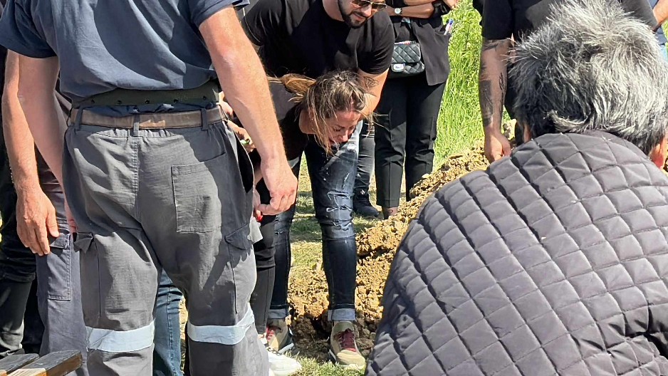 "POČELA DA SE SKIDA ČIM JE SAHRANILA MUŽA" Pevačica ostala udovica u 31. godini, sada na meti užasnih komentara zbog vrelih kadrova (FOTO)