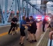 BEZ MILOSTI, NAORUŽANI DO ZUBA TUKLI I PUCALI NA BLOKADERE Ovako je američka policija razbila barikade na mostu u Kentakiju (VIDEO)