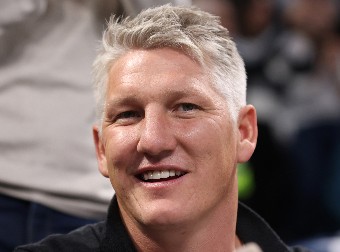 NIKAD VRELIJA FOTKA ŠVAJNŠTAJGERA SA NOVOM DEVOJKOM Razmenjivali nežnosti na plaži, ona legla na njega (FOTO)