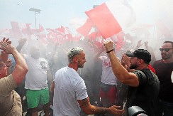 BEOGRAD OVO NE PAMTI Pogledajte najbolje fotografije sa dočeka Marka Arnautovića (FOTO GALERIJA)