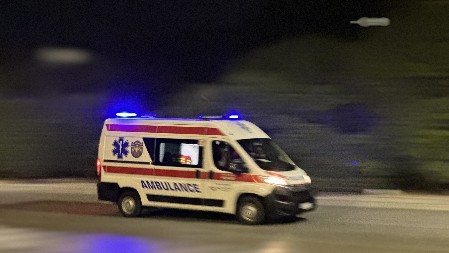 JEZIV POŽAR U SURČINU Devojka skakala sa prvog sprata, dve bebe hitno prevezen u bolnicu!