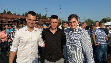 "OVO JE PRAVA SRBIJA" Studenti koji žele da uče proslavili novi auto-put u Požegi (VIDEO)