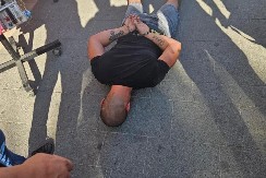 POGLEDAJTE SLIKU HAPŠENJA NIKOLEPETROVIĆA (25) UHAPŠENOG ZBOG UBISTVA IVANA MILAČIĆA Leži na zemlji, sa lisicama na rukama