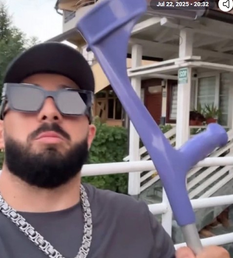 UPUCAN, A SADA POKAZAO RANU OD METKA Reper se prvi put oglasio nakon što je završio na intenzivnoj: "Na nastup ću doći na nosilima" (FOTO)