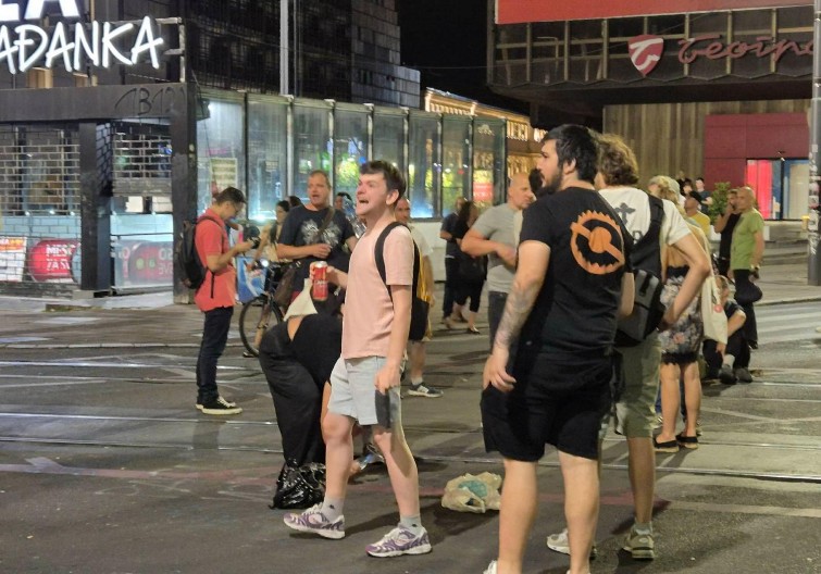 ŠAKA ZGUBIDANA BLOKIRA SKC! Napijaju se i blokiraju jednu od glavnih ulica Beograda