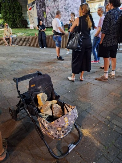 BLOKADERI ZGUBIDANI ISPRED SKC POZIVAJU NA NASILJE! U dečija kolica ubacili kamenje! (VIDEO)