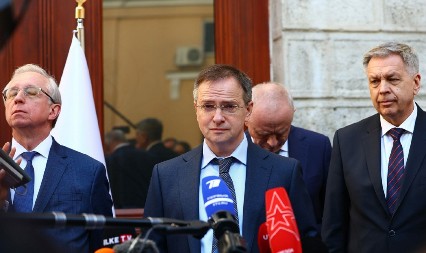 CEO SVET GLEDA U MEDINSKOG Pogledajte šta PIŠE na majici šefa ruske delegacije (FOTO)