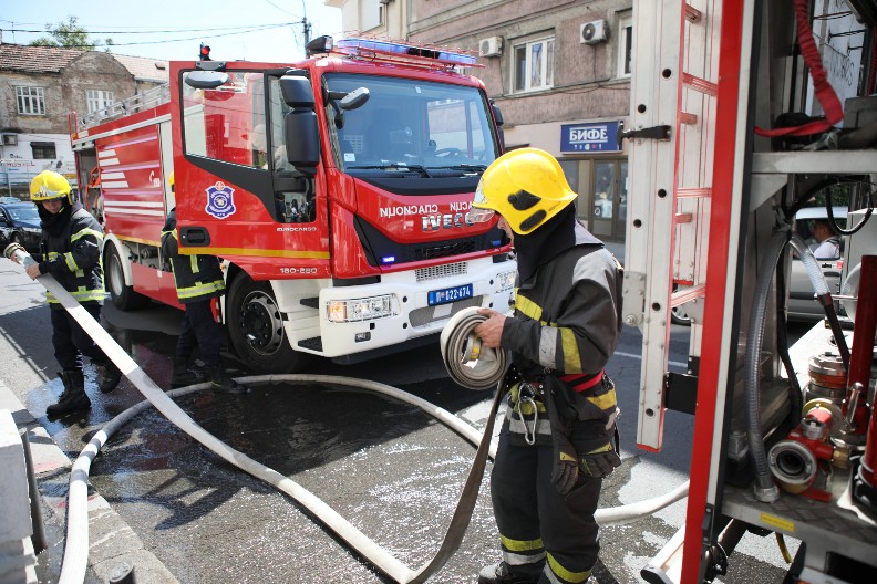 BUKTI POŽAR U MALOM MOKROM LUGU Na terenu 12 vatrogasaca