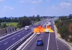 PAD IZ PAKLA U ITALIJI: Avion pao na put i eksplodirao pred vozačima! SVI PUTNICI POGINULI (VIDEO)