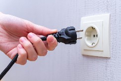 OVE KUĆNE APARATE OBAVEZNO ISKLJUČITE PRED ODLAZAK NA PUT Sa sobom nose najveći rizik od požara!