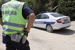 OGLASIO SE MUP O POVREĐENOM POLICAJCU TOKOM POTERE NA KARABURMI Vozač koji je autom udario saobraćajca imao je papirne tablice na vozilu