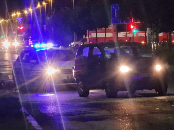 VOZAČ IZGUBIO KONTROLU PRI VELIKOJ BRZINI, AUTOMOBIL SE PREVRTAO I UDARIO U PARKIRANA VOZILA! Teška saobraćajna nesreća kod Obrenovca