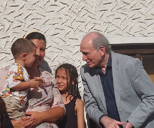 Ministar Krkobabić u poseti šestočlanoj porodici u selu Valakonje Opštine Boljevac