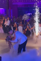 TRUDNA PEVAČICA SE UDALA U TAJNOSTI Organizovano bajkovito venčanje, blistala u venčanicama (VIDEO)