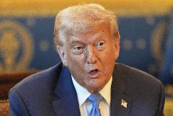 TRAMP BEZ PUDERA Do sada neviđeno izdanje predsednika Amerike izazvalo lavinu komentara (FOTO)