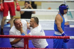 KAKAV ŠOK NA EP U BOKSU Trener napao sudiju u ringu (VIDEO)