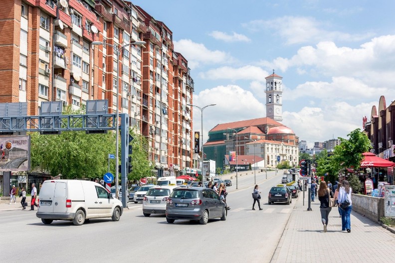 PRIŠTINA NASTAVLJA TEROR! Zatvorske kazne trojici Srba od dve i pet godina!