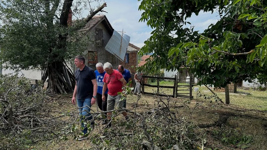 OŠTEĆENI KROVOVI KUĆA, ELEKTRO I TELEKOMUNIKACIONA MREŽA Vanredna situacija proglašen u delu Gornjeg Milanovca (FOTO)