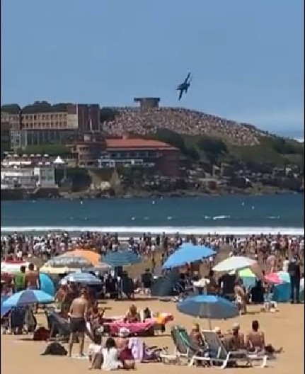 HAOS NA PLAŽI Ljudi su šokirano i uplašeno gledali u nebo  - nisu verovali šta se događa
