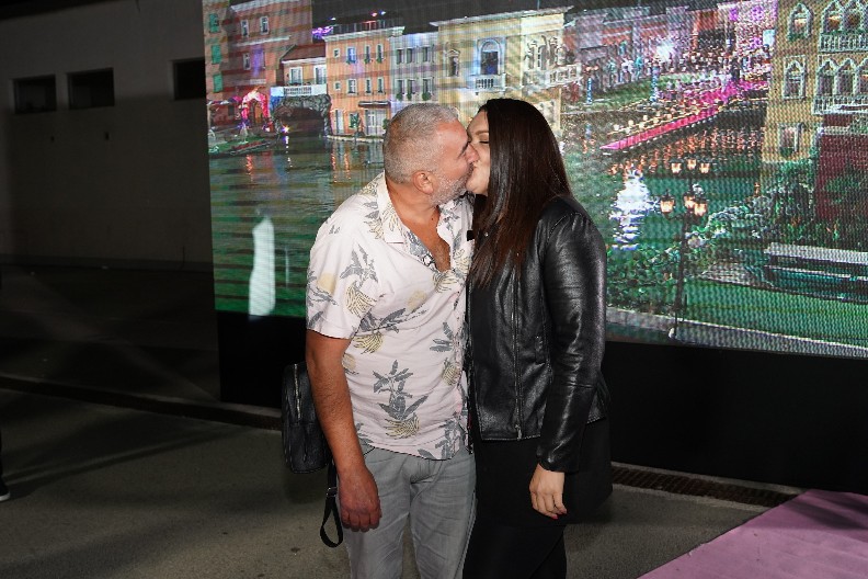 OVO JE SUPRUGA MIKIJA ĐURIČIĆA Radi kao profesor u dve škole, rodila mu je dvoje dece, a celog života su bili komšije!