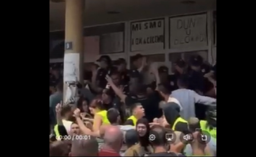 EVO KO SU VEHABIJE I NAVIJAČI KOJI SU DANAS NAPALI POLICAJCA U NOVOM PAZARU Povređena šestorica