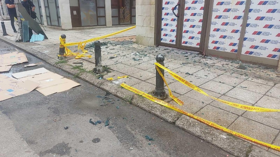 BLOKADERI SU MOGLI DA UBIJU MAJKU DETETA OD TRI GODINE! ŽENA JE DOŽIVELA ŠOK Gađali su je behaton pločom od 25 cm! Ovo izgleda jezivo (FOTO)