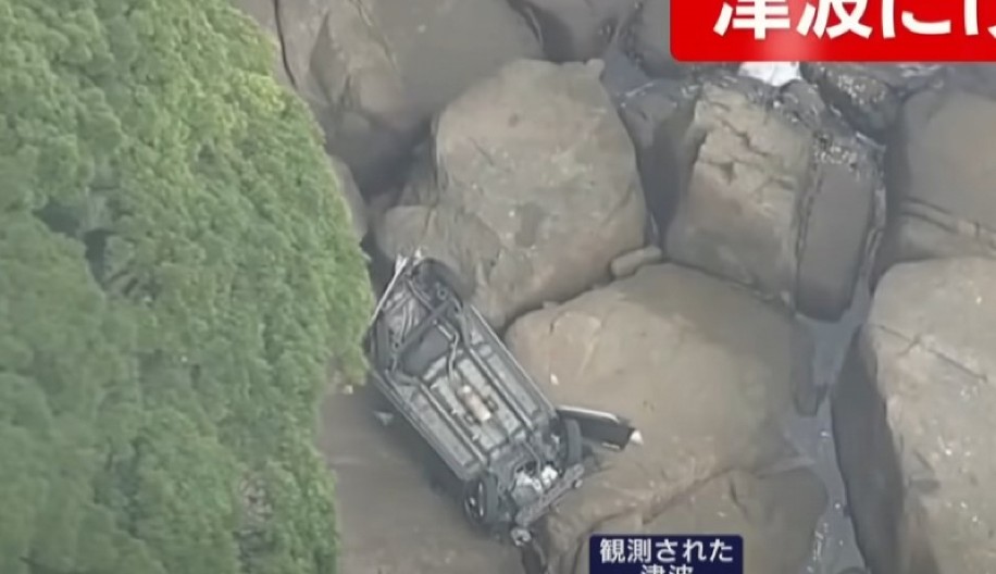 Bežala od CUNAMIJA, pa SLETELA U PROVALIJU – Poginula u panici za život! (VIDEO)