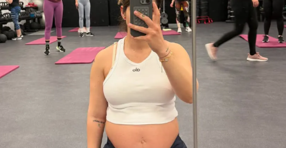 SA TRUDNIČKIM STOMAKOM U TERETANI! Poznata Zvezda Granda trenirala sve do porođaja (FOTO)