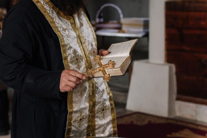 SVEŠTENIK IZ PAKLA! Miroslav sekirom i vatrom ubio beskućnika – Šokantni motivi iza zločina!