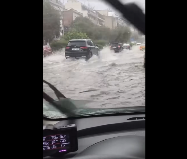 SOLUN POD VODOM! Ulice se pretvorile u reke, vozila se sudaraju, radnici izašli u panici sa metlama! (VIDEO)
